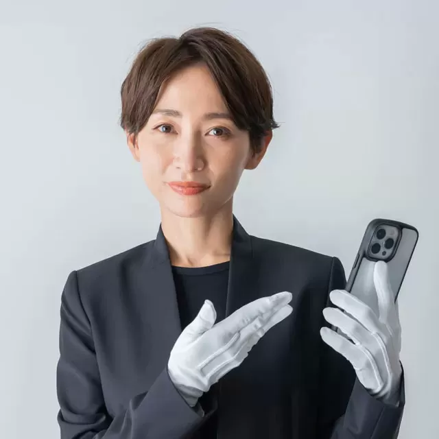 さいたま市家族葬のスタッフが白手袋で葬儀の相談を電話で案内する場面、葬儀 さいたま市