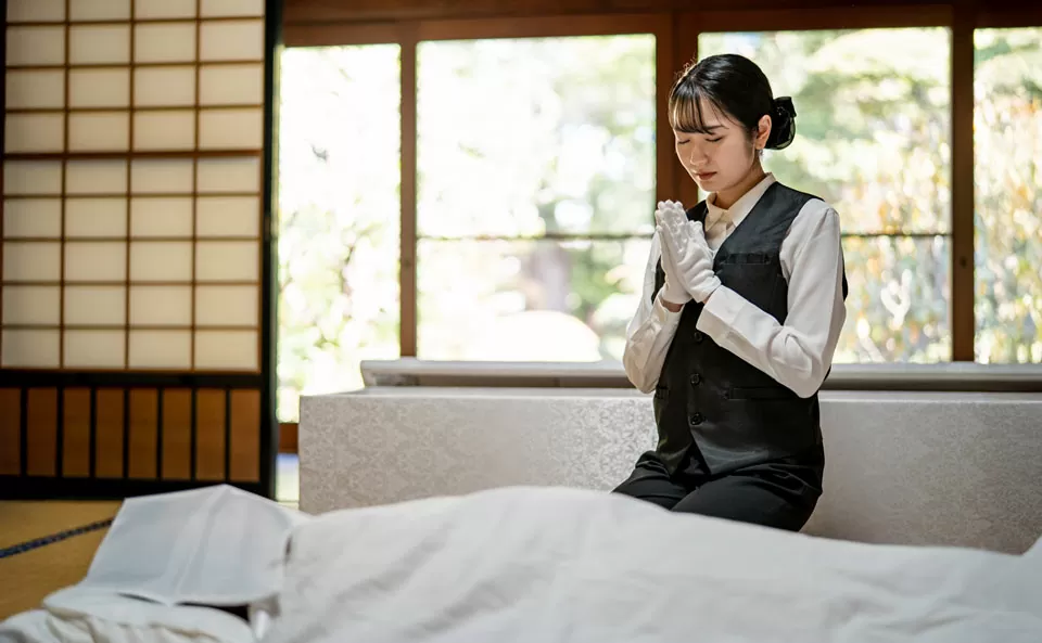 さいたま市家族葬が和室で故人を安置しお祈りする葬儀スタッフ