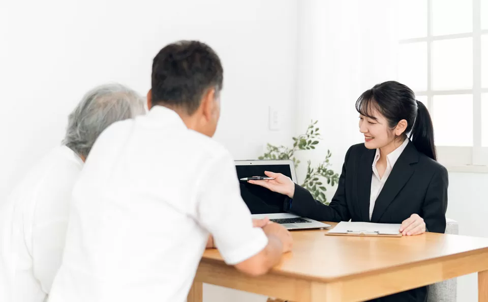 さいたま市家族葬が自宅で葬儀の打合せを行い葬儀 さいたま市の流れを説明している