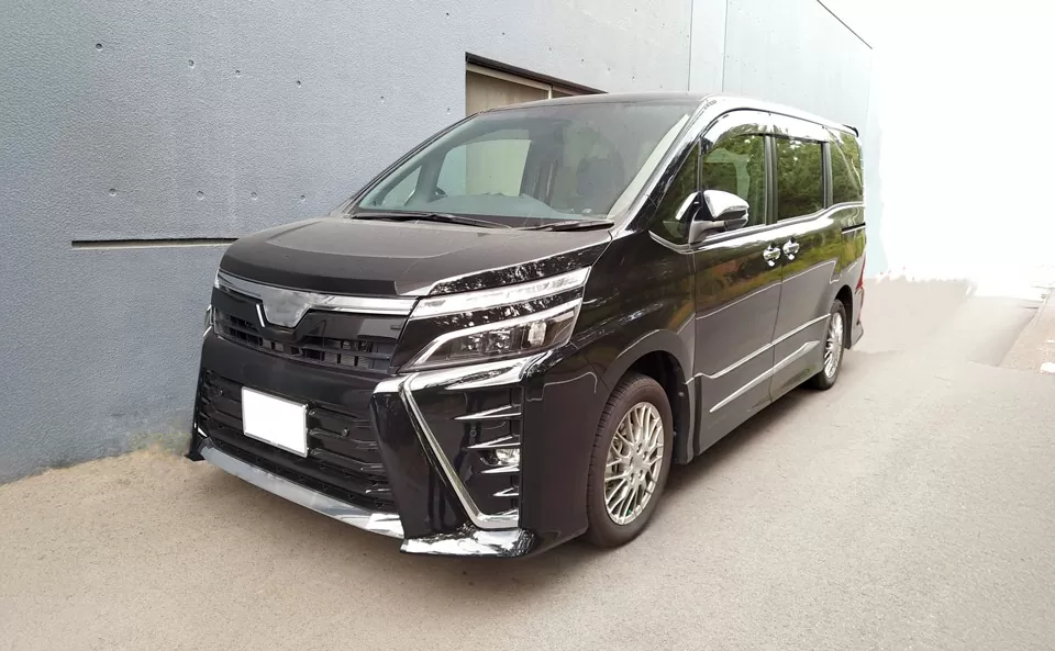 さいたま市家族葬が搬送した黒いワンボックス車が斎場へ向かう準備をしている