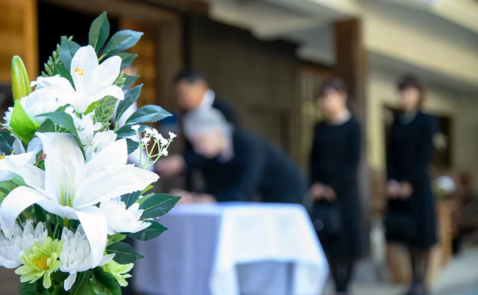 さいたま市家族葬が葬儀の受付で白い花を飾った式場の様子、葬儀 さいたま市