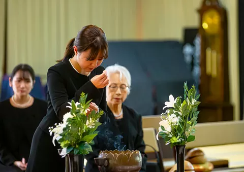 さいたま市家族葬の葬儀で黒服の女性が焼香をする家族葬の場面