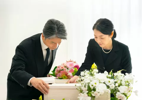 さいたま市家族葬が祭壇前で葬儀の打ち合わせをする遺族と係員の様子、葬儀 さいたま市