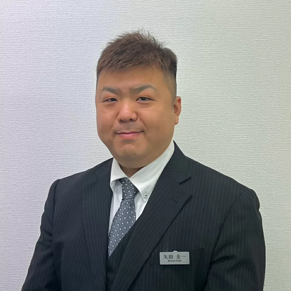 さいたま市家族葬が代表挨拶ページに掲載したスーツ姿の代表が微笑むプロフィール写真、葬儀 さいたま市についての想いを伝えている