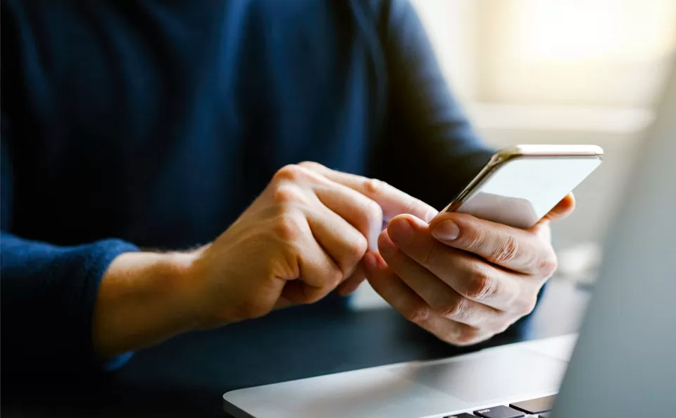 スマートフォンで葬儀社を探す男性の手元