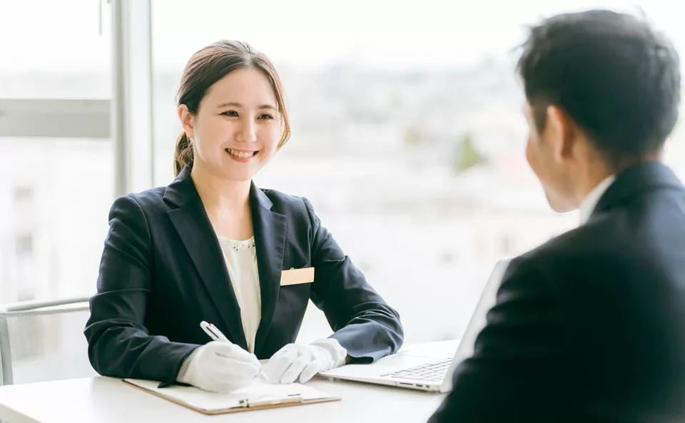葬儀の相談を受ける女性スタッフと男性